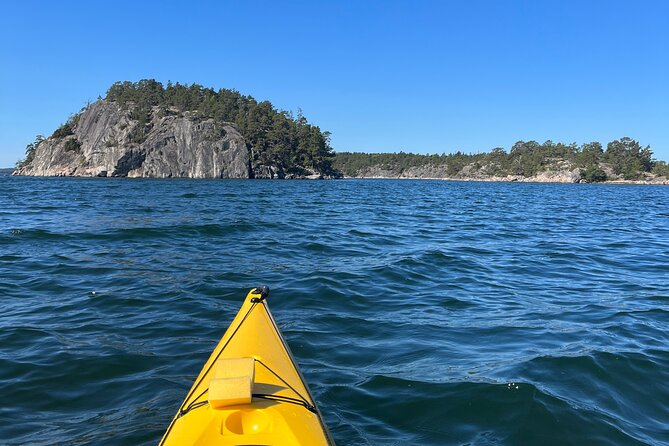 2-Day Kayak Tour in the Stockholm Archipelago - Setting up camp beside the shore