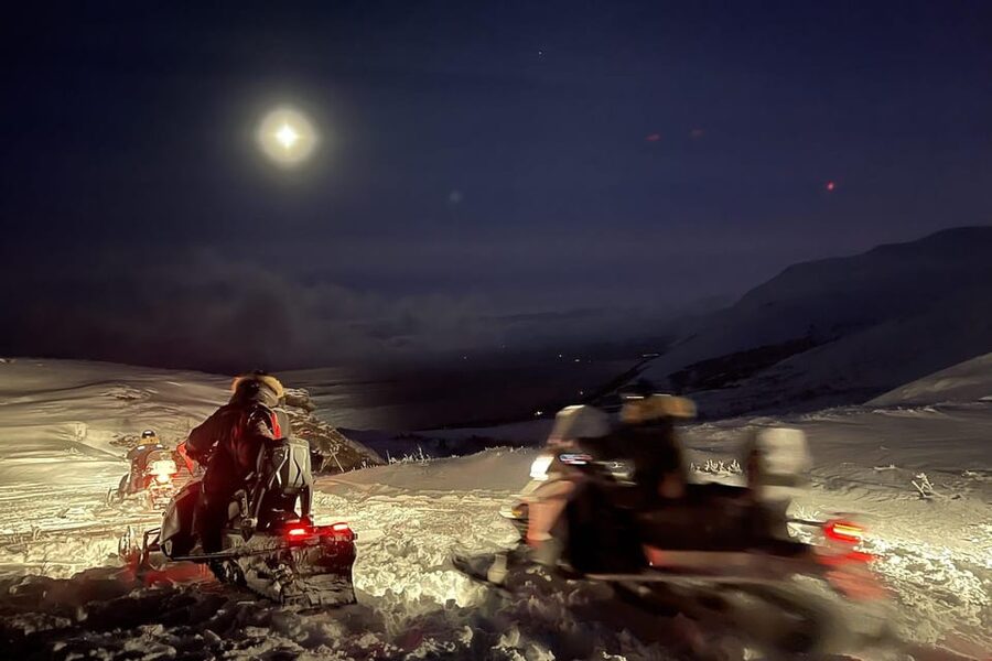 Björkliden/Abisko: Night Sky Snowmobile Tour - Waiting beside the fire for the Aurora