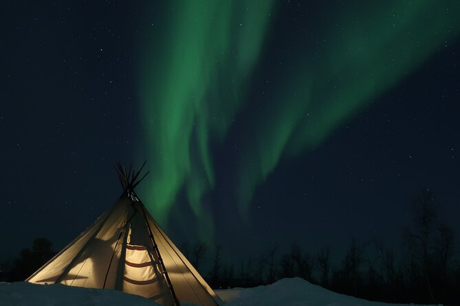 Enjoy the Aurora show on top of the mountain inc tipi dinner - What the guides add to the night