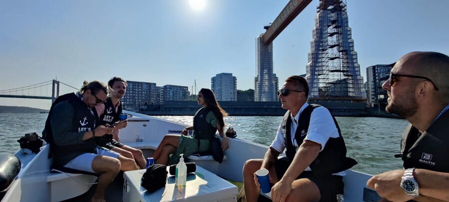 Gothenburg city center: Electric selfdrive boat tour - Getting comfortable at the controls