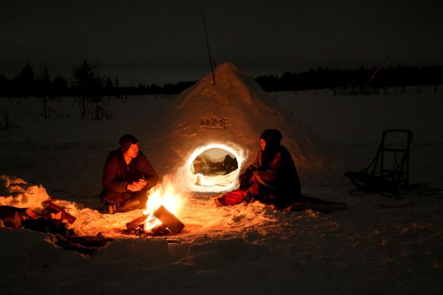 Kiruna: Build your own igloo overnight Tour - Dinner beside the open fire