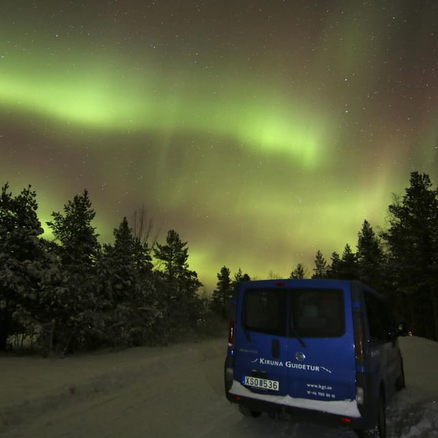 Kiruna: Northern Lights Minivan Chase with Warm Drink - Waiting under the Arctic sky