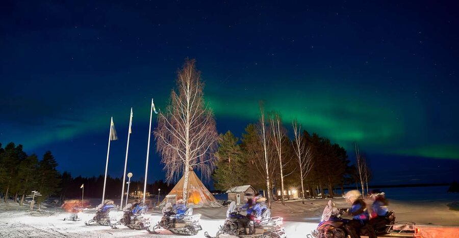 Luleå : Northern lights snowmobile tour - Getting dressed for a real Arctic night
