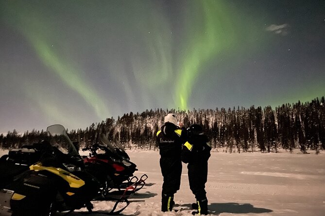 Northern Light snowmobile tour in Kiruna 7:30 pm - Learning to handle the snowmobile