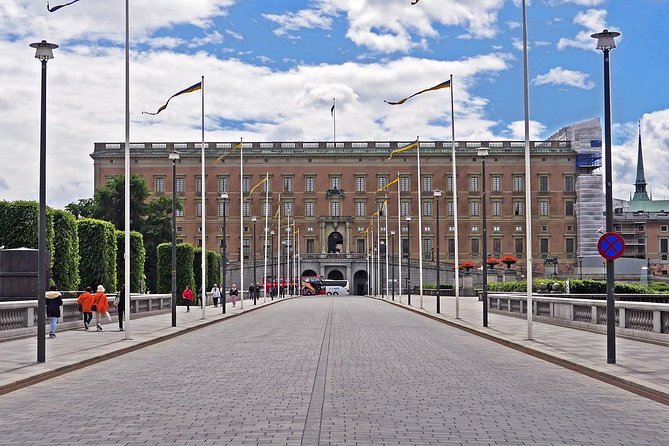 Private 4h VIP city tour by limousine car and guide in Stockholm - What the private vehicle changes