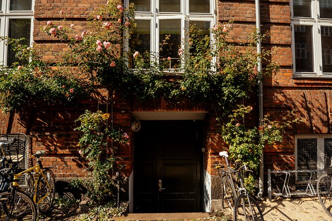 Private 90-Minute Walking Tour in Stockholm - What your private host adds