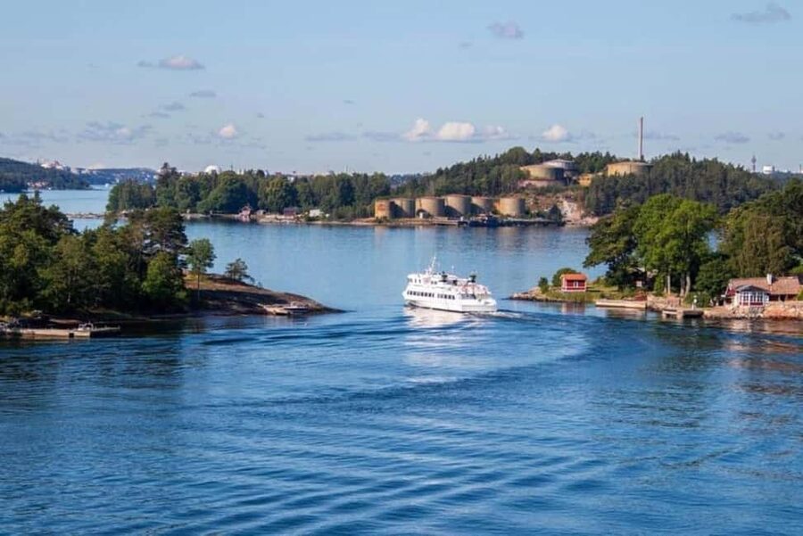 Stockholm: Archipelago Guided Boat & Walking Tour of Vaxholm - Arriving in Vaxholm and seeing the town on foot