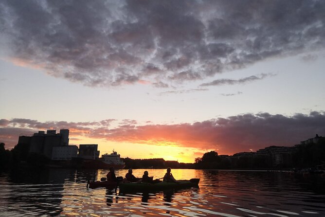 Stockholm Evening Kayak with BBQ - Small Group - The sunset paddle back toward the city