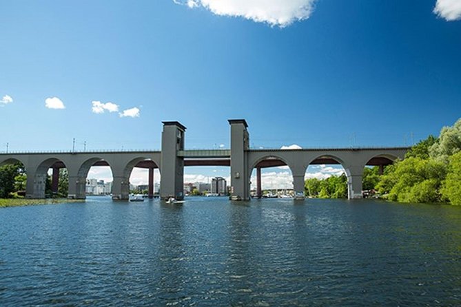 Stockholm: Highlights Boat Tour - Under bridges and through Stockholm’s lock