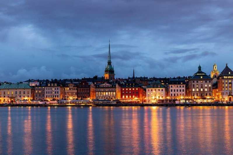 Stockholm: Must-See Attractions Walking Tour with a Guide - St. George and the dragon in the Old Town