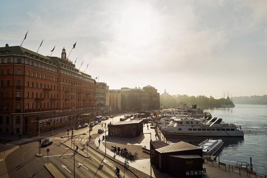 Stockholm: Must-See Attractions Walking Tour with a Guide - Riddarholmen and the city’s older palaces