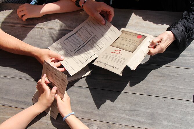 Stockholm Self-Guided Murder Mystery Tour by the Royal Palace - Collecting the envelope at Kartbutiken