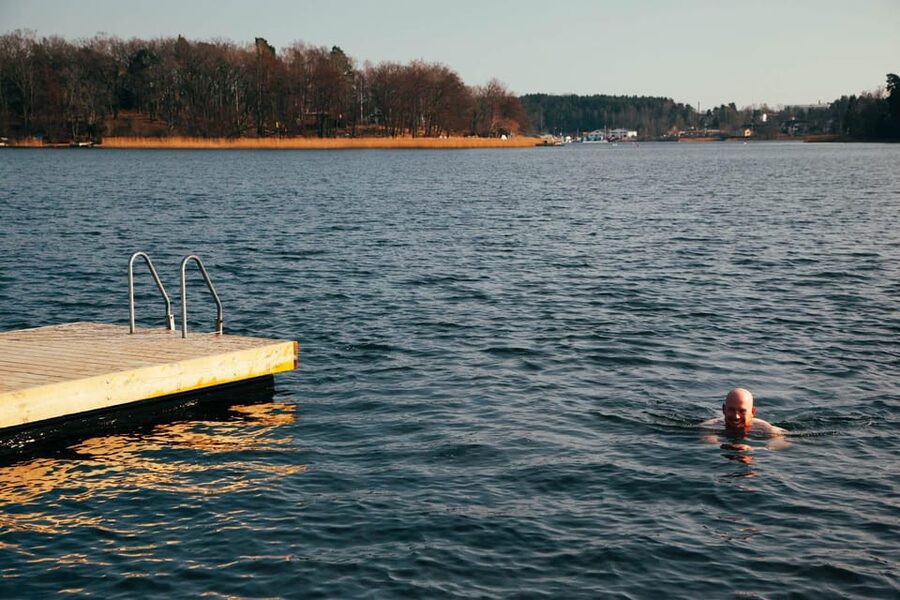 Stockholm: Traditional Sauna & Polar Plunge in Baltic Sea - A waterfront setting that changes with the season