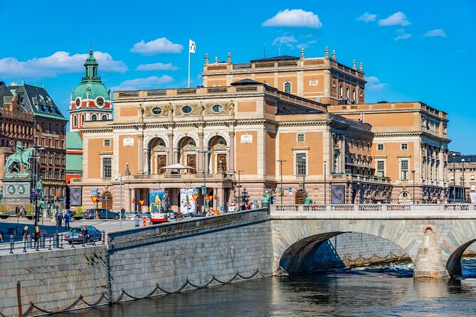 Stockholm Troll Hunt: Self-Guided Old Town Adventure - Saint George and the dragon