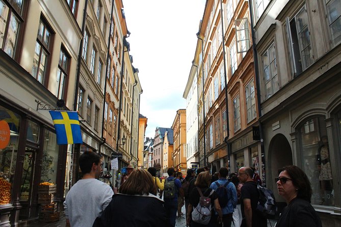 Walking Tour of Stockholm Old Town - Järnpojken and Storkyrkan: small statue, major symbols